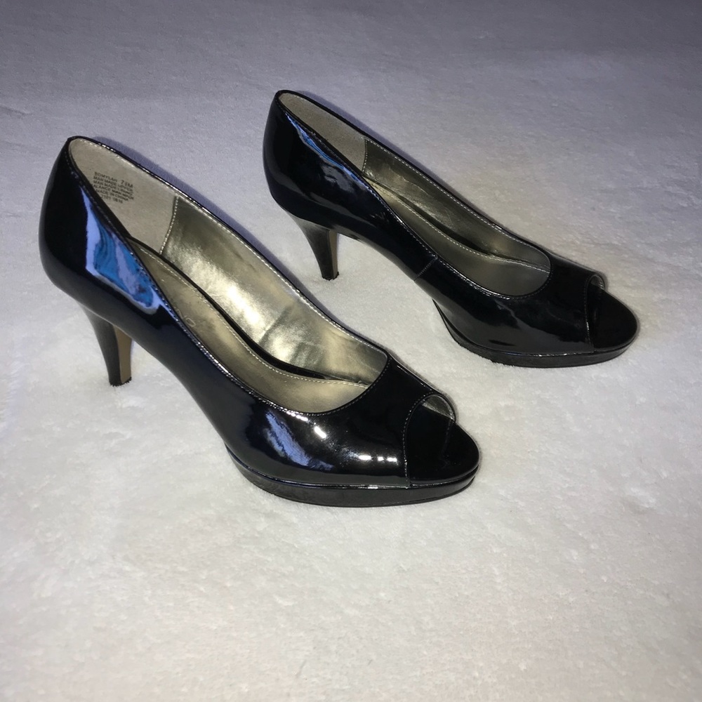 Bandolino Black Patent Leather pumps